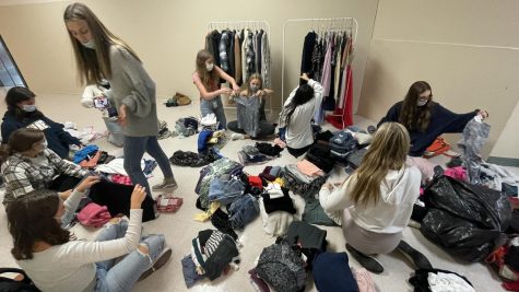 Students stay after to organize clothes for the 
Green Club.